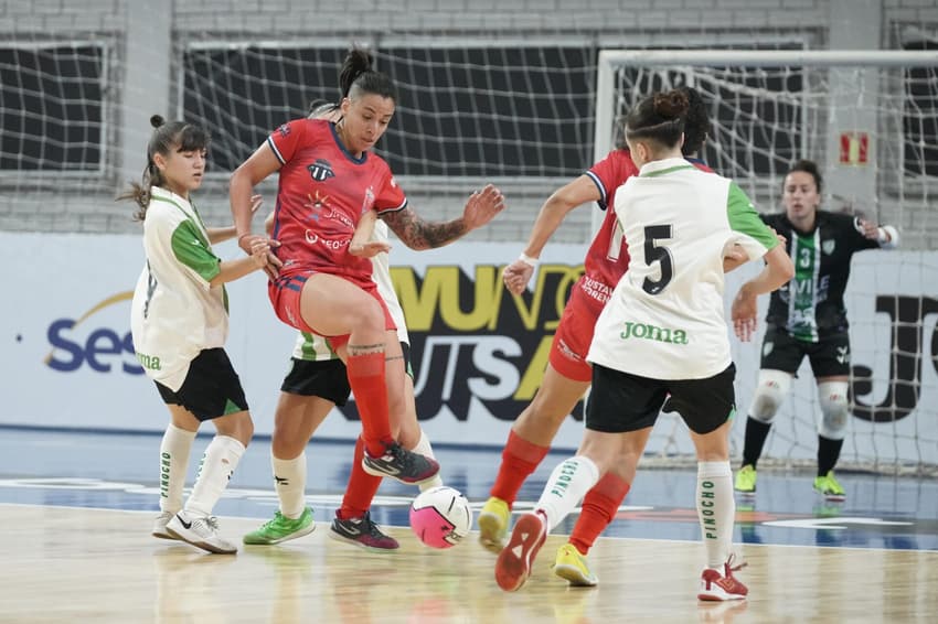 Pinocho (de branco) e Juventasem ação na estreia da Copa Mundo do Futsal Feminina (Divulgação)