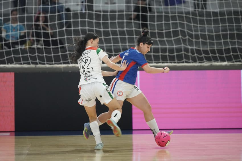 La Perla (de branco) e Padre Carlos Mugica na Copa Mundo do Futsal Feminina (Foto: Maurício Moreira/Divulgação)