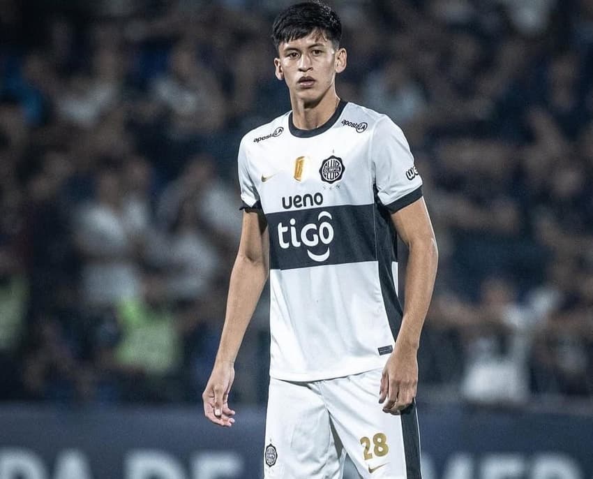 Brayan Grance em campo pelo Olimpia (Foto: Divulgação/Olimpia)