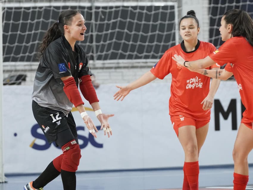 Goleira Sarah celebra o gol no tempo regulamentar (Foto: Mauricio Moreira/Divulgação)