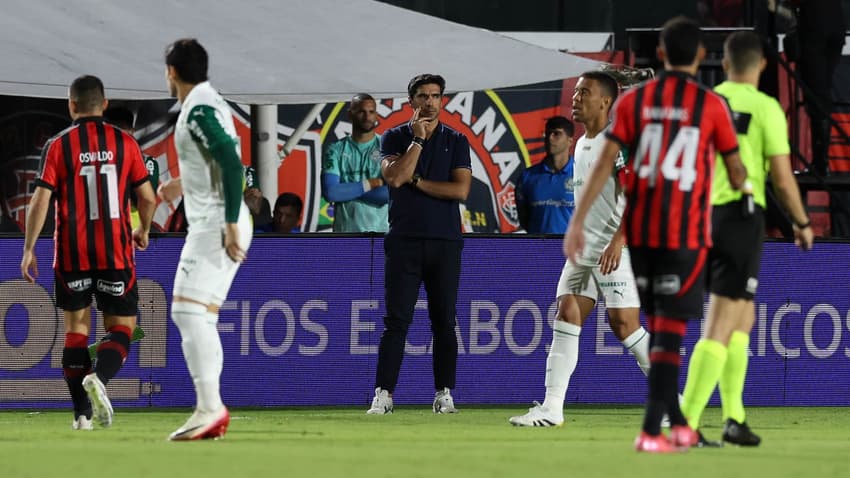O técnico Abel Ferreira, da SE Palmeiras, em jogo contra a equipe do EC Vitória, durante partida válida pela décima oitava rodada, do Campeonato Brasileiro, Série A, no Estádio Barradão. (Foto: Cesar Greco/Palmeiras)