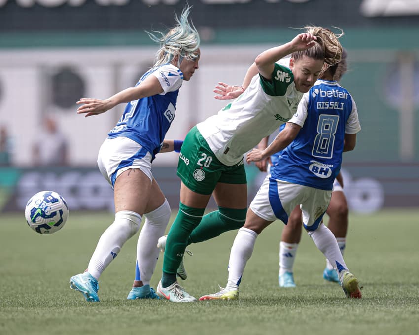 Andressinha tenta avançar com a bola entre duas jogadoras do Cruzeiro. (Foto: Tainá Maranhão entrou no segundo tempo de Cruzeiro x Palmeiras. (Foto: Cris Mattos/ Staff Images Woman/ CBF)
