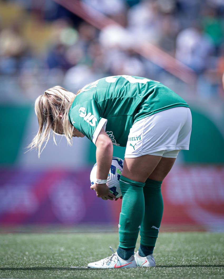 Andressinha ajeita bola antes de cobrar falta. (Foto: Cris Mattos/ Staff Images Woman/ CBF)