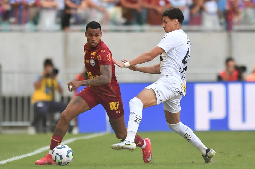 Jean Lucas, do Bahia, durante partida contra o Santos na Fonte Nova