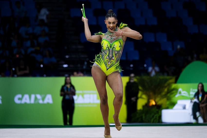 Barbara Domingos se apresenta com as maças no Mundial de Ginástica Rítmica de 2025 (Foto: Ivan Carvalho / CBG)