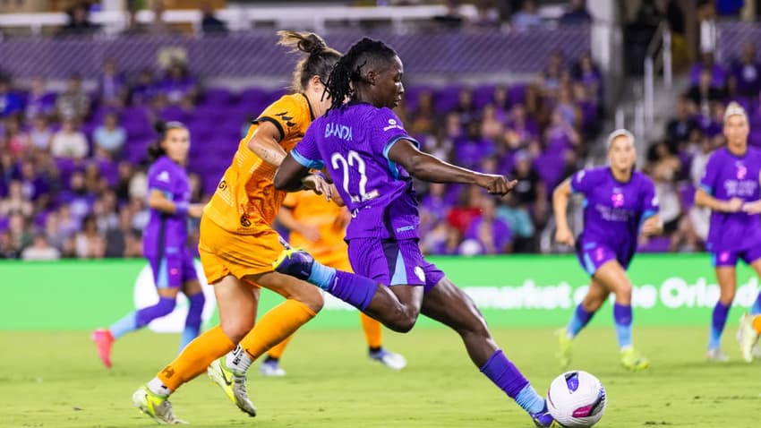 Barbra Banda em campo pelo Orlando Pride contra o Houston Dash, pela NWSL