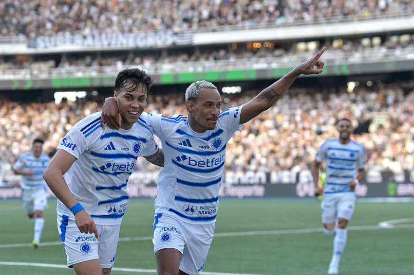 Kaio Jorge e Matheus Pereira comemoram segundo gol do Cruzeiro sobre o Botafogo