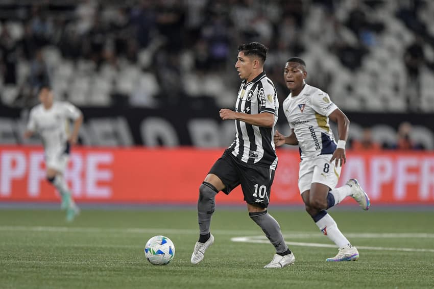 Savarino em ação no duelo entre Btafogo e LDU (Foto: Thiago Ribeiro/AGIF)