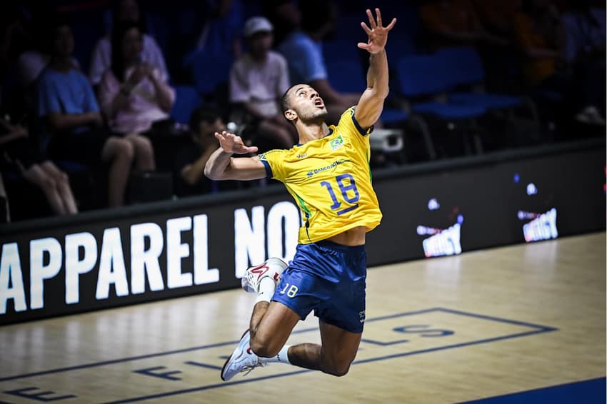 Lucarelli em saque durante jogo entre Brasil e Eslovênia pelo terceiro lugar da VNL 2025 (Foto: Divulgação/Volleyball World)