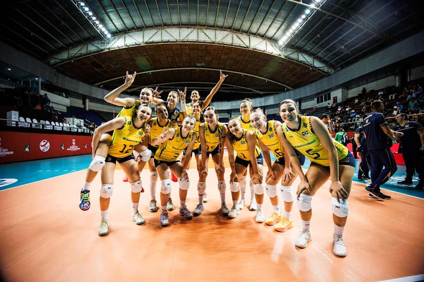 Seleção Brasileira Sub-21 de Vôlei em primeira partida na Indonésia (Foto: Volleyball World)
