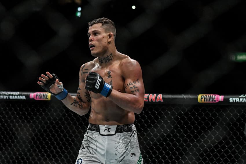 Caio Borralho em ação no UFC 301 (Foto: Thiago Ribeiro/AGIF)