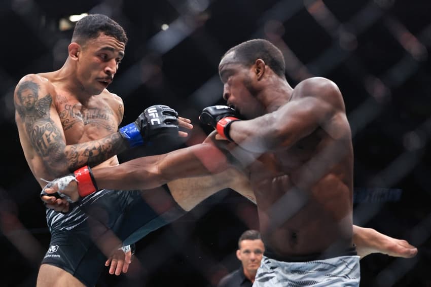 Carlos Prates (esq) ganha luta no UFC Rio (Foto: GEOFF STELLFOX / GETTY IMAGES NORTH AMERICA / Getty Images via AFP)