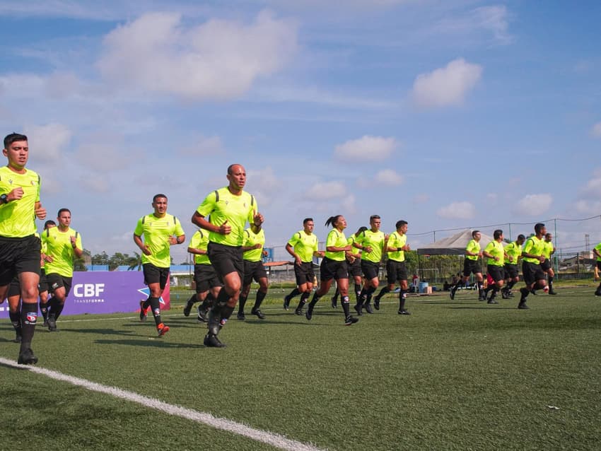 Árbitros e assistentes realizaram trabalhos físicos e teóricos (Foto: Reinan Teixeira / Agência Rizoma)