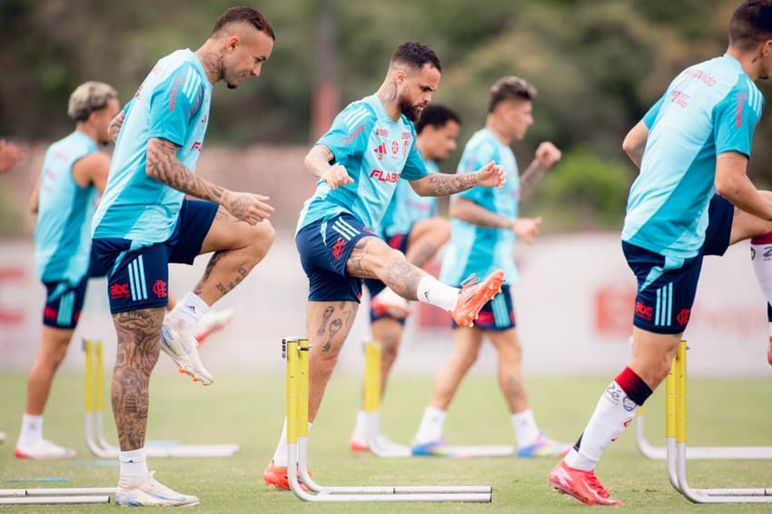 Cebolinha e Michael durante treino na véspera de jogo contra o Atlético-MG (Foto: Adriano Fontes/Flamengo)