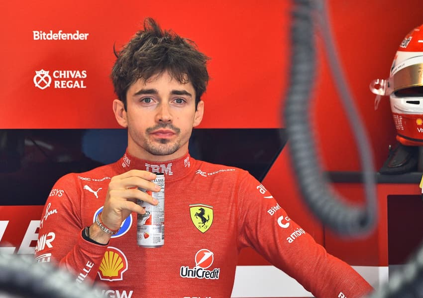Charles Leclerc na garagem da Ferrari durante GP da Hungria na F1 2025 (Foto: Ferenc ISZA / AFP)