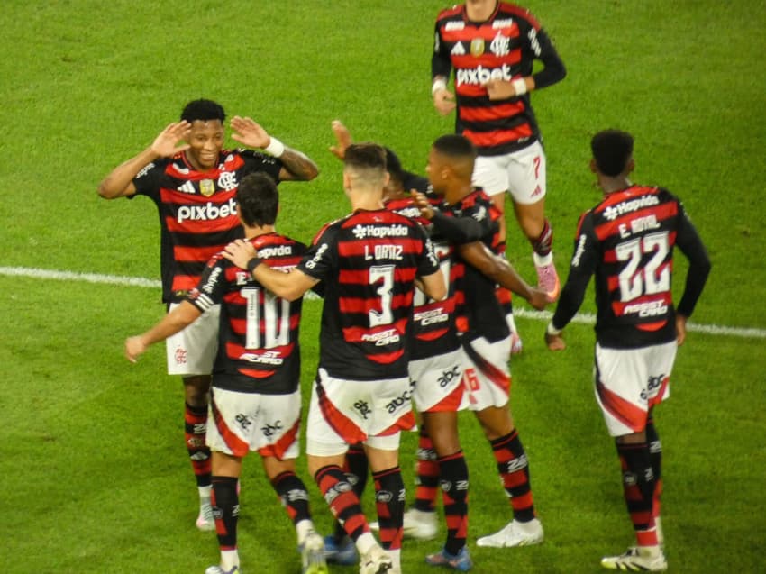 Gonzalo Plata comemora gol do Flamengo com os demais jogadores (Foto: Lucas Bayer/Lance!)