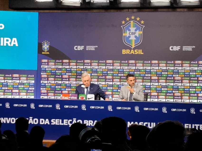 Carlo Ancelotti e Rodrigo Caetano, durante convocação da Seleção Brasileira
