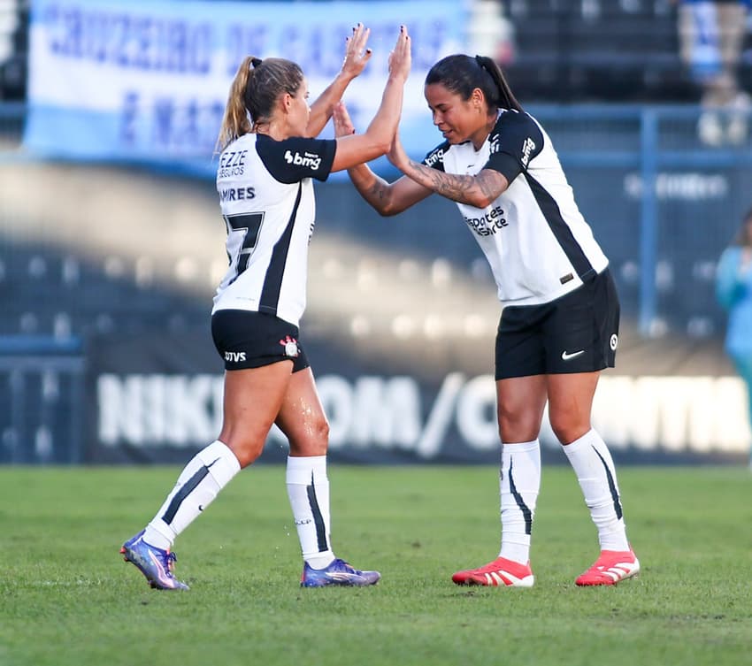 Jogadoras do Corinthians comemoram gol pelo Brasileirão Feminino