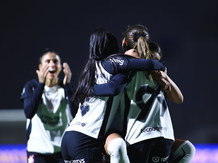 Jogadoras do Corinthians comemoram gol contra o Bahia pelo Brasileirão Feminino