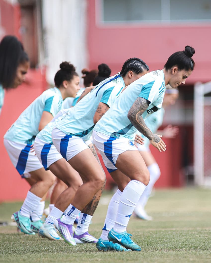Jogadoras do Cruzeiro aquecem antes de duelo pela Copa do Brasil Feminina. (Foto: Gustavo Martins/ Cruzeiro)