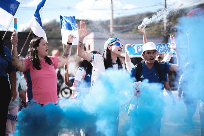 Torcedores do Cruzeiro recebem time feminino no Estádio Castor Cifuentes, em Nova Lima (MG). (Foto: Gustavo Martins/ Cruzeiro)