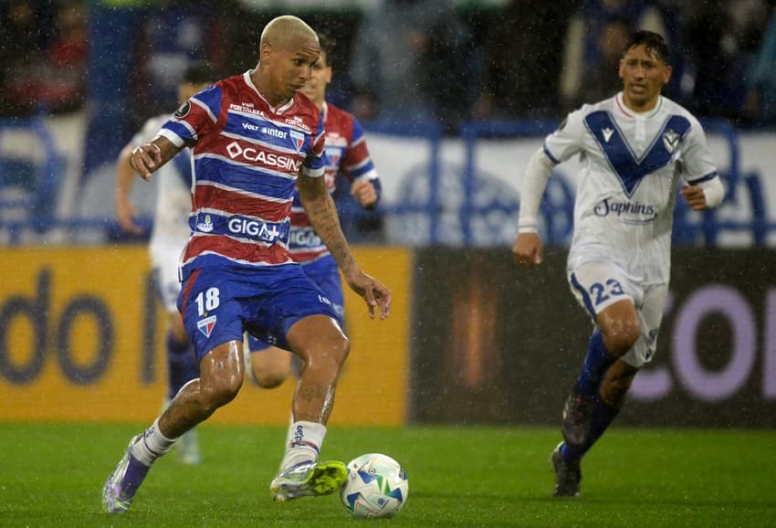 Deyverson em ação no jogo do Fortaleza contra o Vélez Sarsfield pela Libertadores (Foto: Juan Mabromata/AFP)