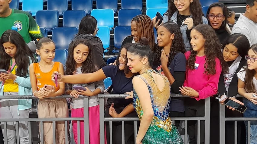 Duda Arakaki, da ginástica rítmica recebe fãs na Arena Carioca 1