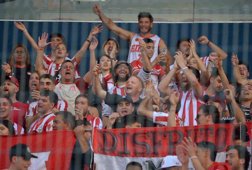 Torcedores do Estudiantes no jogo contra o Cerro Porteño