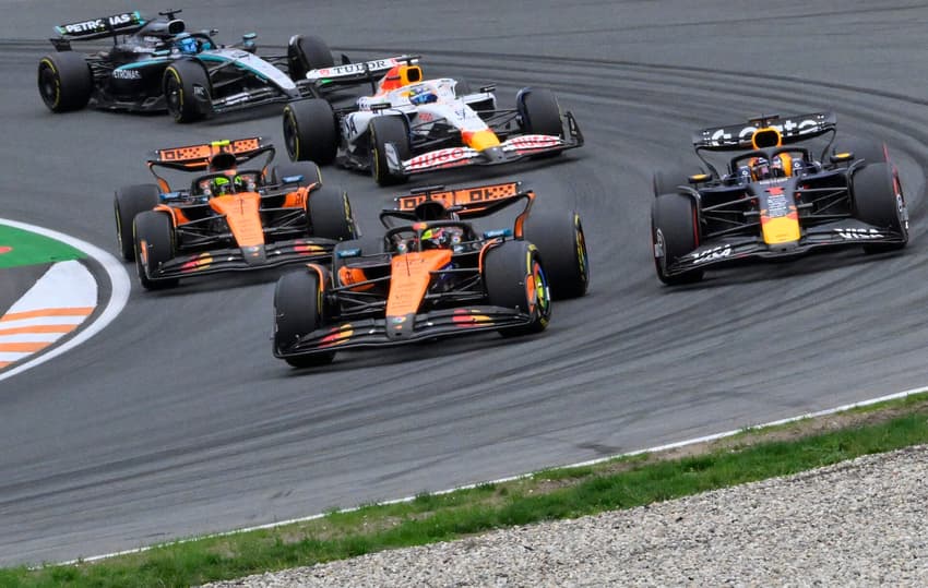 Pilotos em disputa no GP da Holanda pela F1 2025 (Foto: JOHN THYS / AFP)
