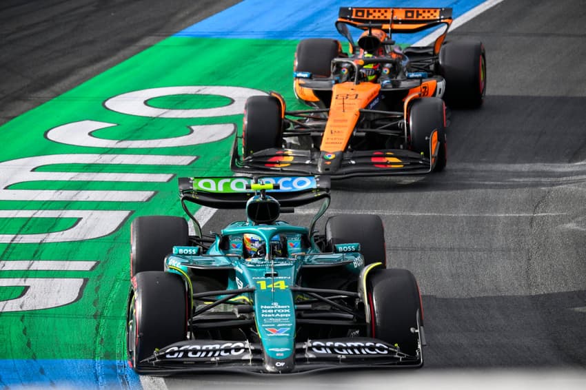 Fernando Alonso, da Aston Martin, e Oscar Piastri, da McLaren, em ação no treino livre do GP da Holanda pela F1 2025 (Foto: JOHN THYS / AFP)