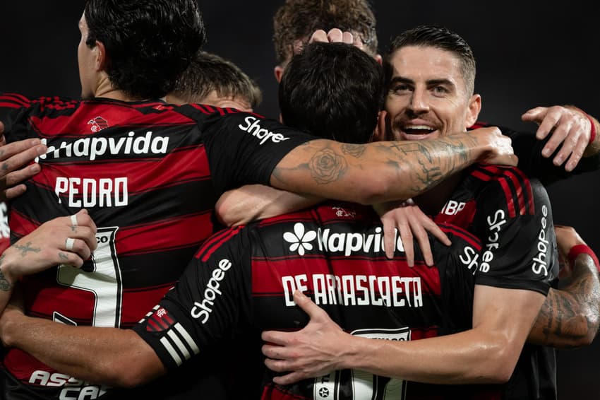 O Flamengo deu show e atropelou o Vitória por 8 a 0 no Maracanã
