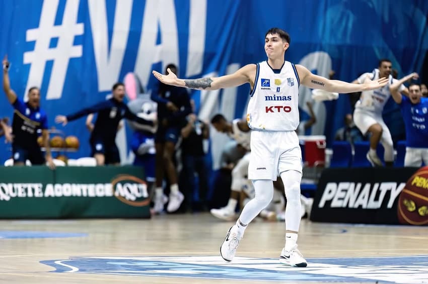 Franco Baralle comemorando em jogo pelo Minas no NBB (Foto: Reprodução/Instagram: @franco_baralle)
