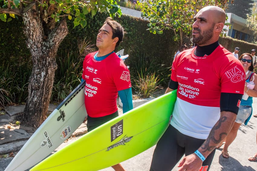 Gabriel Sampaio, na esquerda, e William Santana em Itacoatiara Big Wave (Foto: André Cyriaco / IBW)