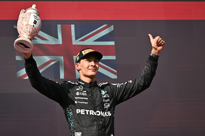 George Russell, da Mercedes, comemorando terceiro lugar no pódio do GP da Hungria na F1 2025 (Foto: Attila KISBENEDEK / AFP)