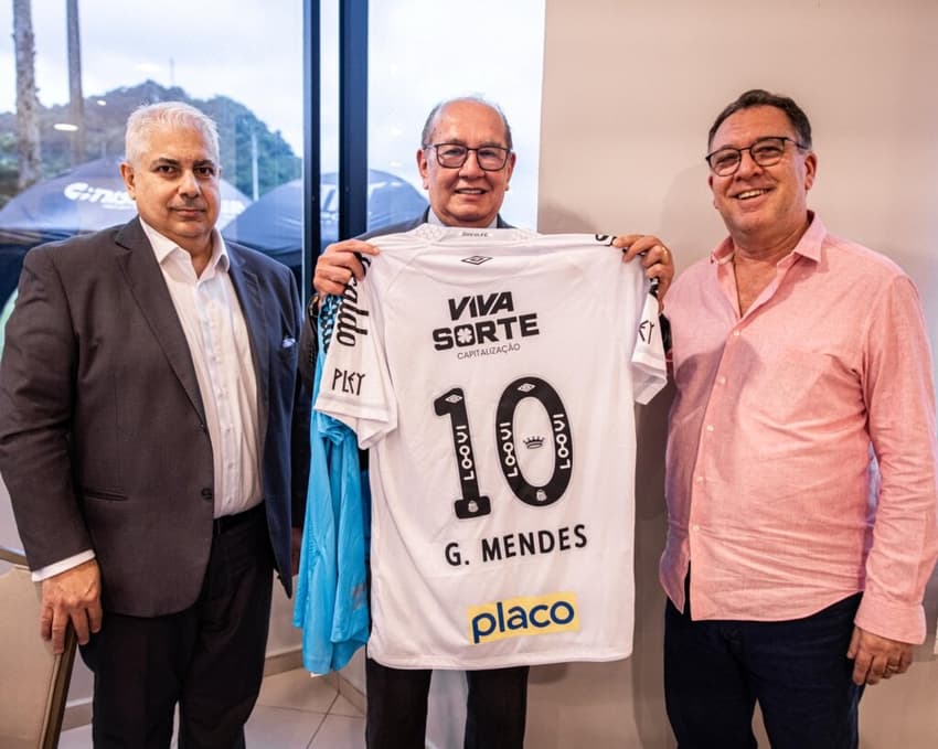 Ministro Gilmar Mendes ao lado do presidente Marcelo Teixeira e do presidente do conselho Deliberativo Fernando Akaoui (Foto: Raul Baretta/ Santos FC)
