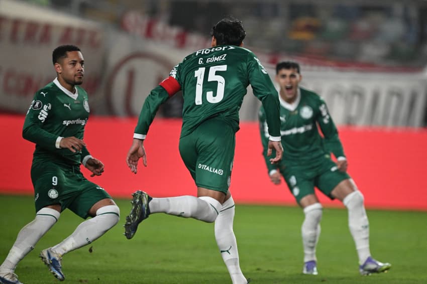 Gustavo Gómez comemora seu gol no jogo do Palmeiras contra o Universitário, em Lima, pela Libertadores