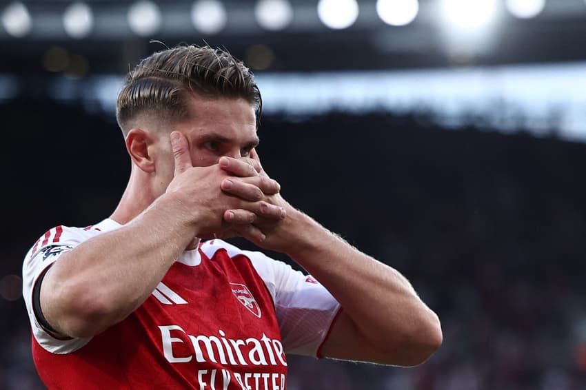 Viktor Gyökeres comemora gol do Arsenal contra o Leeds United, pela Premier League (Photo by HENRY NICHOLLS / AFP)