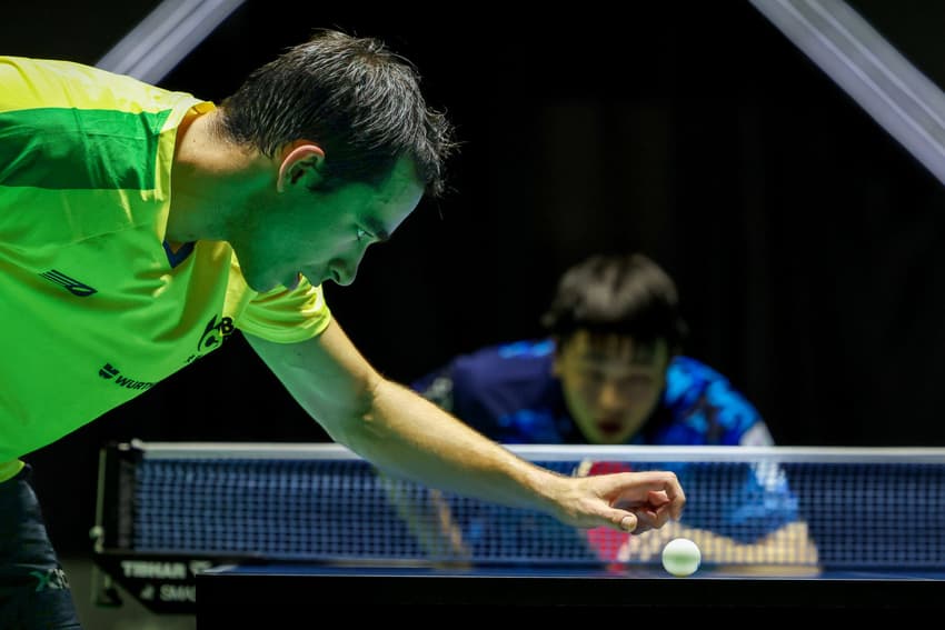 A concentração de Hugo Calderano na hora do saque na vitória nas oitavas de final do WTT de Foz do Iguaçu (Foto: Abelardo Mendes Jr/ CalderanoTM)