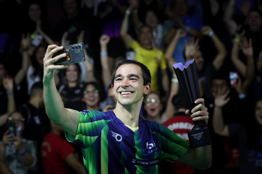 Hugo Calderano faz selfie com a torcida após o título em Foz do Iguaçu (Foto: Abelardo Mendes Jr/ CalderanoTM)