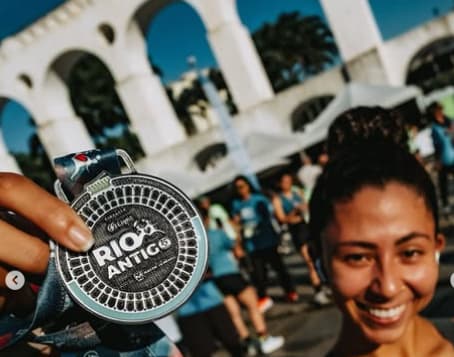 Atleta exibe medalha do Circuito Rio Antigo (Divulgação)