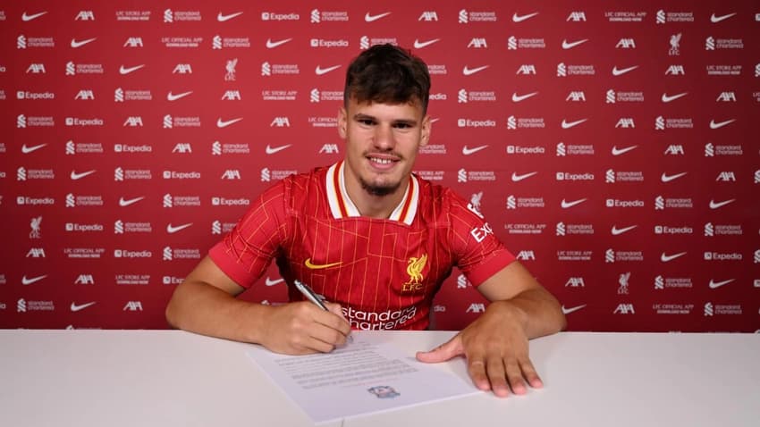 Milos Kerkez foi um dos principais destaques da Premier League na temporada 2024/25 pelo Bournemouth e agora é reforço do Liverpool (Foto: Divulgação/Liverpool)