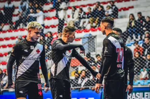 Jogadores do Vasco no empate em 3 a 3 com a Chapecoense, no Brasileiro de Futsal (Davi Corrêa/Divulgação)