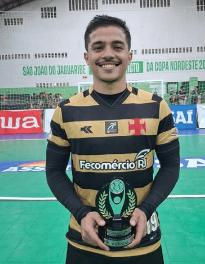 Gabriel Delduque com o troféu de melhor em quadra (Divulgação)