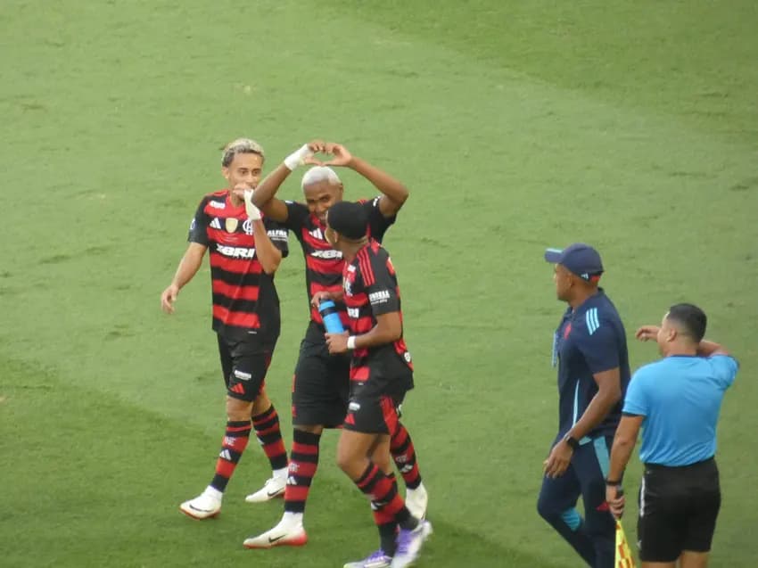 Lorran comemorando o primeiro gol do Flamengo contra o Barcelona (Foto: Lucas Bayer/ Lance!)