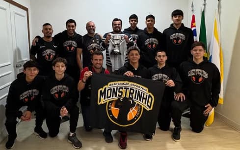 Atletas do projeto social Monstrinho, de Yago Mateus, da seleção de basquete (Reprodução)