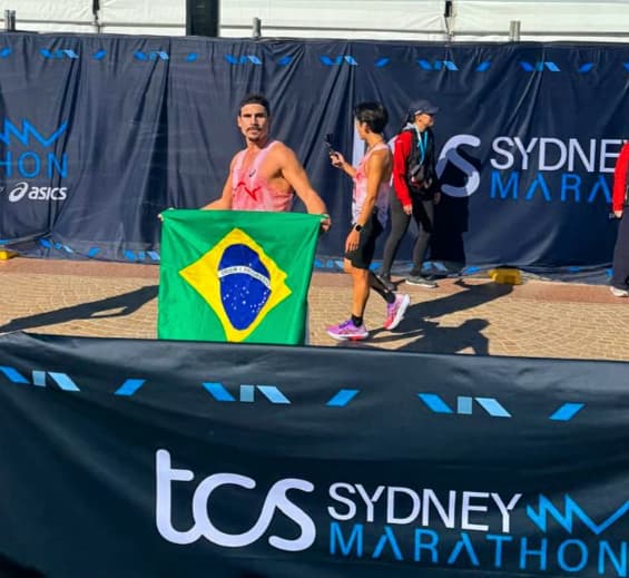 O ator Nicolas Prattes após a Maratona de Sydney (Reprodução)