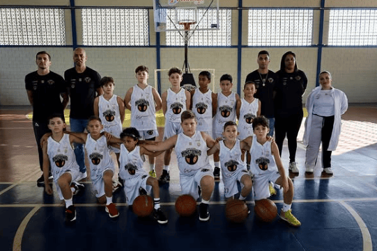 Crianças do projeto social Monstrinho, de Yago Mateus, da seleção de basquete (Reprodução)