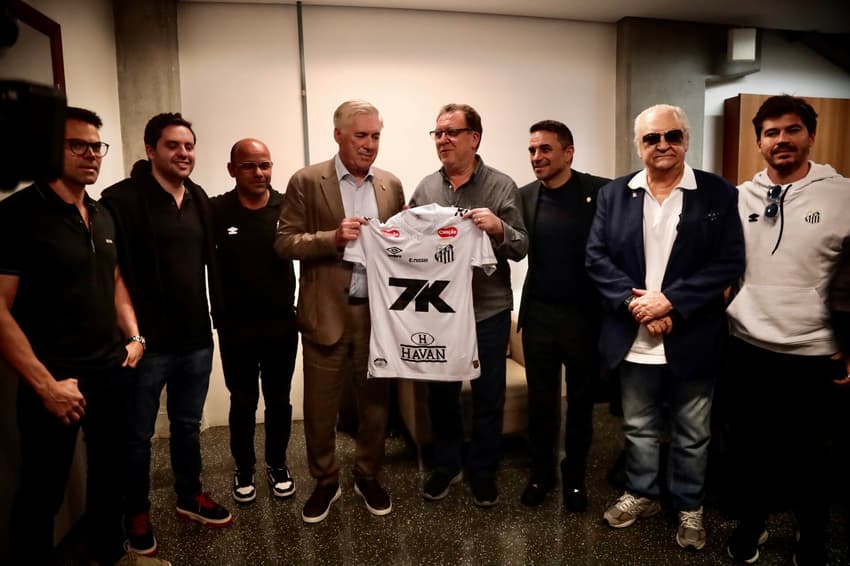 Marcelo Teixeira, presidente do Santos, e Ancelotti (Foto: Divulgação/ CBF)