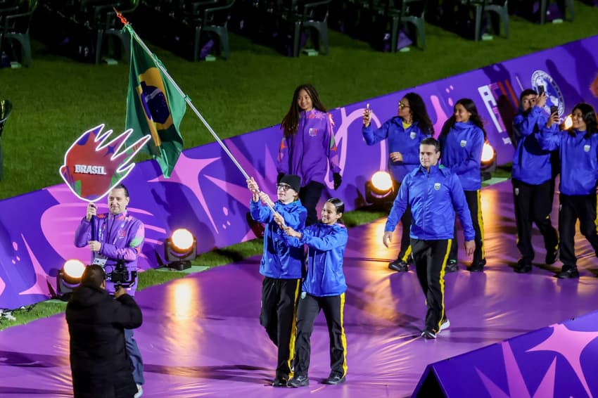Juliana Viana e Filipe Mota foram porta-bandeira na abertura do Pan Júnior