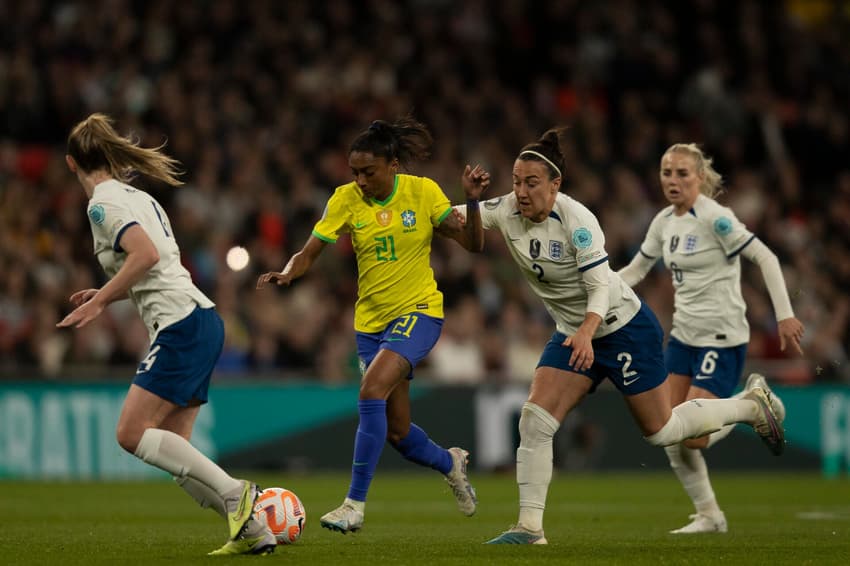 Kerolin conduz bola em Brasil x Inglaterra, pela Finalíssima Feminina 2023. (Foto: Thais Magalhães/CBF)